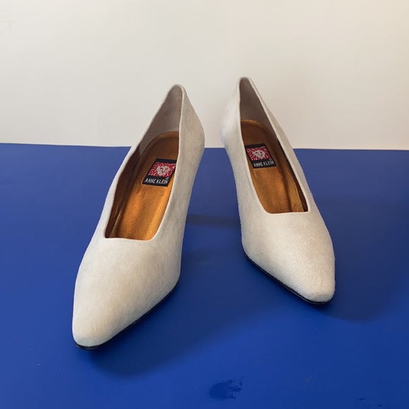 NWOT Anna Klein Suede Pumps - Picture 3 of 8